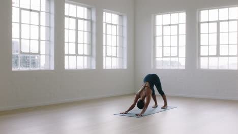 Schöne-Yoga-Frau-Praktiziert-Die-Pose-Eines-Nach-Unten-Gerichteten-Hundes-Und-Genießt-Den-Fitness-Lebensstil,-Trainiert-Im-Studio-Und-Dehnt-Den-Flexiblen-Körper,-Trainiert-Frühmorgendliche-Meditation-Auf-Einer-Trainingsmatte