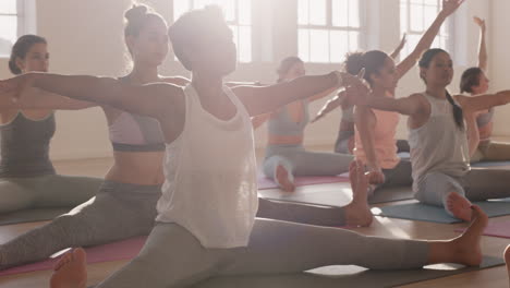 Yoga-Kurs-Mit-Schönen-Multiethnischen-Frauen,-Die-Sitzende-Seitenbeuge-Pose-üben-Und-Einen-Gesunden-Lebensstil-Genießen,-Indem-Sie-Im-Fitnessstudio-Gruppenmeditation-Bei-Sonnenaufgang-Ausüben