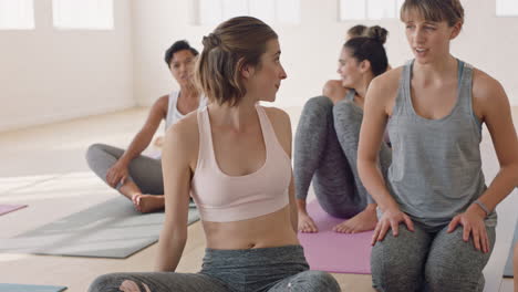 Fröhliche-Yoga-Freundinnen-Unterhalten-Sich-Und-Genießen-Das-Gesellige-Beisammensein-Im-Fitnessstudio,-Bereit-Für-Die-Trainingspraxis