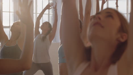 Yoga-Kurs:-Gesunde-Kaukasische-Frau-übt-Kriegerpose-Mit-Einer-Gruppe-Schöner-Frauen,-Die-Einen-Gesunden-Lebensstil-Genießen-Und-Bei-Sonnenaufgang-Im-Fitnessstudio-Trainieren