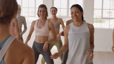Grupo-De-Mujeres-Sanas-Aprendiendo-Movimientos-De-Baile-Disfrutando-De-Un-Instructor-De-Fitness-Enseñando-Coreografía-De-Baile-Mostrando-Rutina-Divirtiéndose-En-El-Estudio