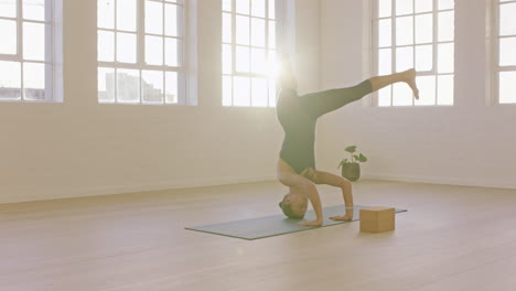 Schöne-Yoga-Frau-übt-Kopfstand-Pose-Und-Genießt-Den-Fitness-Lebensstil,-Trainiert-Im-Studio-Und-Dehnt-Den-Flexiblen-Körper,-Trainiert-Frühmorgendliche-Meditation-Auf-Einer-Trainingsmatte