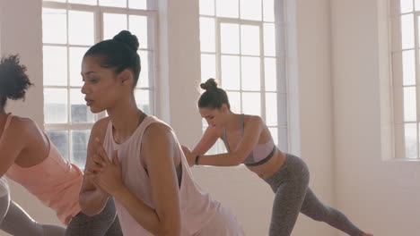 Yoga-Klasse,-Multiethnische-Frauen,-Die-Kriegerpose-Praktizieren-Und-Einen-Gesunden-Lebensstil-Genießen-Und-Bei-Sonnenaufgang-Im-Fitnessstudio-Trainieren