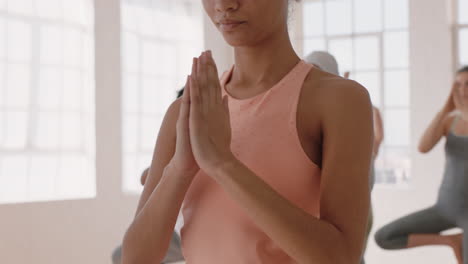 Yoga-Klasse,-Schöne-Frau-Mit-Gemischter-Abstammung,-Die-Gebetspose-Praktiziert-Und-Einen-Gesunden-Lebensstil-Genießt-Und-Ihren-Flexiblen-Körper-In-Der-Gruppenmeditation-Im-Fitnessstudio-Trainiert