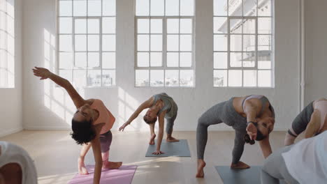 Yoga-Kursleiter-Leitet-Gruppenmeditation-Und-Unterrichtet-Gesunde-Frauen-In-Balance-Posen,-Die-Das-Training-Im-Fitnessstudio-Genießen-Und-Die-Körperhaltung-üben