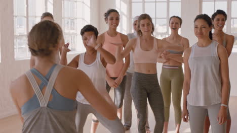 Grupo-De-Mujeres-Sanas-Aprendiendo-Movimientos-De-Baile-Disfrutando-De-Un-Instructor-De-Fitness-Enseñando-Coreografía-De-Baile-Mostrando-Rutina-Divirtiéndose-En-El-Estudio