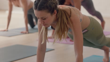 Yoga-Klasse-Schöne-Kaukasische-Frau-Praktiziert-Kobra-Pose-Und-Genießt-Einen-Gesunden-Lebensstil-Beim-Training-In-Der-Gruppenmeditation-Im-Fitnessstudio