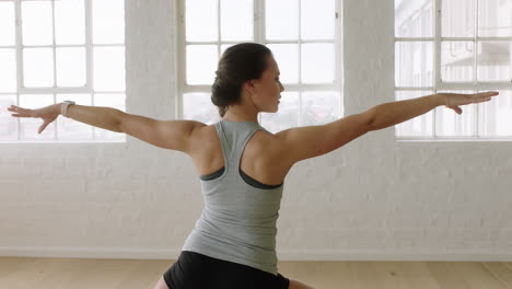 Gesunde-Yoga-Frau-Praktiziert-Kriegerpose-Und-Genießt-Den-Fitness-Lebensstil-Beim-Training-Im-Trainingsstudio,-Stretching-Training-Auf-Der-Trainingsmatte-Bei-Sonnenaufgang