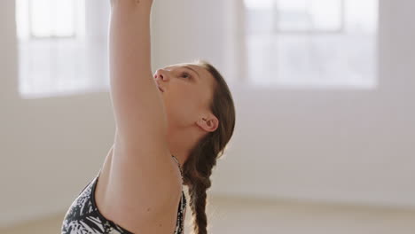 Schöne-Yoga-Frau,-Die-Einen-Gesunden-Lebensstil-übt-Und-Eine-Erweiterte-Seitenwinkel-Pose-übt,-Genießt-Das-Training-Im-Studio-Und-Trainiert-Achtsamkeits-Atemübungen