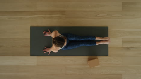 Oben-Gesehene-Yoga-Frau,-Die-Im-Trainingsstudio-Die-Aufwärtsplanken-Pose-übt-Und-Einen-Gesunden-Lebensstil-Genießt,-Meditationsübungstraining-Auf-Einer-Trainingsmatte