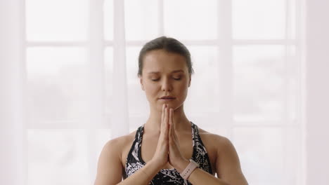 Hermosa-Mujer-Caucásica-Practicando-Yoga-Sentado-Oración-Pose-Meditación-Disfrutando-De-Un-Estilo-De-Vida-Saludable-En-Casa-Estirando-El-Cuerpo-Flexible
