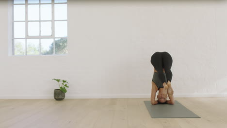 Gesunde-Yoga-Frau-übt-Kopfstand-Splits-Pose-Und-Genießt-Den-Fitness-Lebensstil,-Trainiert-Im-Studio-Und-Dehnt-Schönes-Körpertraining-Auf-Der-Trainingsmatte