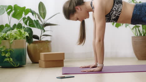 Attraktive-Yoga-Frau-übt-Einen-Gesunden-Lebensstil-Und-übt-Die-Kobra-Pose-Und-Genießt-Das-Training-Zu-Hause-Beim-Training-Auf-Der-Trainingsmatte