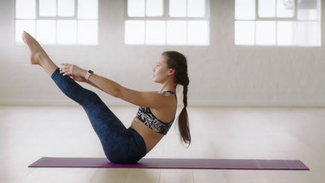 Mujer-De-Yoga-Flexible-Haciendo-Ejercicio-Practicando-Hacia-Arriba-Una-Intensa-Pose-De-Estiramiento-Oeste-Disfrutando-De-Un-Estilo-De-Vida-Saludable-En-El-Gimnasio-Entrenando-En-Una-Colchoneta-De-Ejercicios