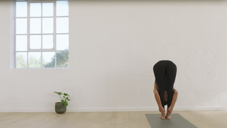 Mujer-De-Yoga-Saludable-Practicando-Handstand-Pose-Disfrutando-De-Un-Estilo-De-Vida-Fitness-Haciendo-Ejercicio-En-El-Estudio-Estirando-Un-Hermoso-Entrenamiento-Corporal-En-Una-Colchoneta-De-Ejercicios