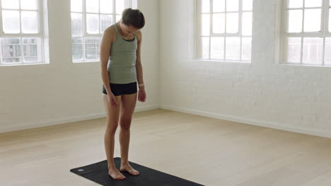Gesunde-Yoga-Frau,-Die-Ihren-Flexiblen-Körper-Dehnt-Und-Den-Fitness-Lebensstil-Genießt-Und-Posen-Im-Trainingsstudio-übt,-Trainiert-Auf-Der-Trainingsmatte-Bei-Sonnenaufgang