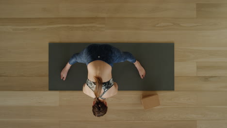 Oben-Sehen-Sie-Eine-Yoga-Frau,-Die-Im-Trainingsstudio-Die-Pose-Des-Fünfzackigen-Sterns-Praktiziert-Und-Einen-Gesunden-Lebensstil-Und-Meditationsübungen-Auf-Einer-Trainingsmatte-Genießt