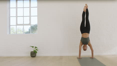 Gesunde-Yoga-Frau-Praktiziert-Handstand-Pose-Und-Genießt-Den-Fitness-Lebensstil,-Trainiert-Im-Studio-Und-Dehnt-Schönes-Körpertraining-Auf-Der-Trainingsmatte