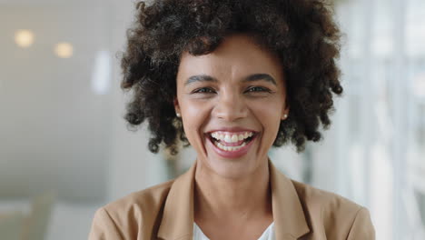 Porträt-Einer-Glücklichen-Geschäftsfrau-Mit-Afro-Lachen,-Die-Eine-Erfolgreiche-Karriere-Genießt,-Stolze-Unternehmerin-Am-Büroarbeitsplatz,-Testimonial,-4K-Videos