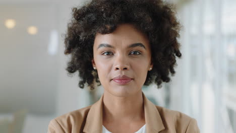 Porträt-Einer-Glücklichen-Geschäftsfrau-Mit-Afro-Lachen,-Die-Eine-Erfolgreiche-Karriere-Genießt,-Stolze-Unternehmerin-Am-Büroarbeitsplatz,-Testimonial,-4K-Videos