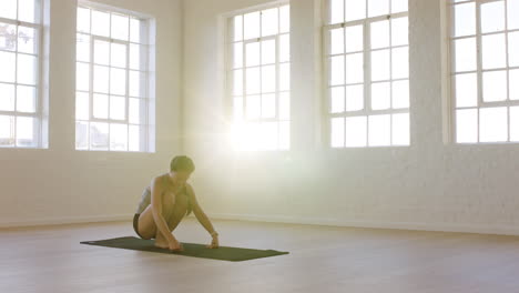 Mujer-De-Yoga-Saludable-Estirando-El-Cuerpo-Flexible-Disfrutando-Del-Estilo-De-Vida-Fitness-Practicando-Posturas-En-El-Estudio-De-Entrenamiento-En-La-Colchoneta-De-Ejercicios-Al-Amanecer.