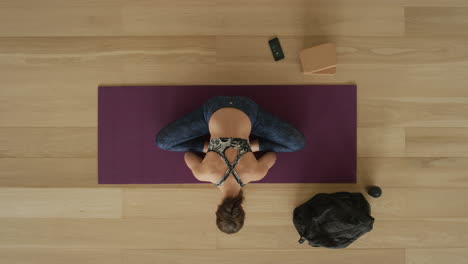 Ansicht-Von-Oben:-Flexible-Yoga-Frau-Praktiziert-Lotus-Vorwärtsbeuge-Pose-Und-Genießt-Einen-Gesunden-Lebensstil-Beim-Training-Im-Fitnessstudio-Auf-Einer-Trainingsmatte