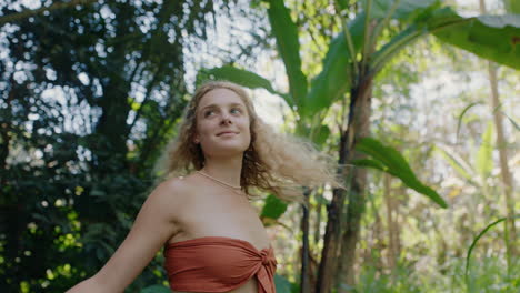 Hermosa-Mujer-Caminando-En-El-Bosque-Bailando-Disfrutando-De-La-Belleza-Natural-Explorando-La-Exuberante-Selva-Tropical-Sola-4k