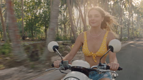 Mujer-Viajera-Montando-Motocicleta-En-Un-Viaje-Por-Carretera-A-Una-Isla-Tropical-Disfrutando-De-Un-Paseo-En-Moto-Mujer-Independiente-Feliz-Explorando-La-Libertad-En-Vacaciones
