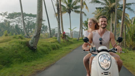 Feliz-Pareja-Montando-Motocicleta-En-Una-Isla-Tropical-Explorando-Un-Hermoso-Destino-De-Viaje-Juntos-En-Moto-Al-Amanecer