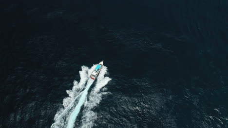 Luftbild-Schnellbootfahrt-Im-Ozean,-Fahrt-Auf-Dem-Wunderschönen-Blauen-Meer,-Segeln-Zum-Urlaubsziel-Im-Mittelmeer-Von-Oben