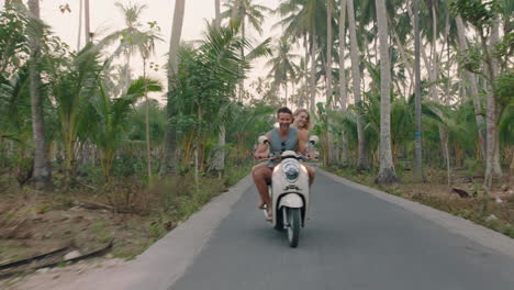 Pareja-De-Viajes-Montando-Scooter-En-Una-Isla-Tropical-Disfrutando-De-Un-Paseo-Romántico-Explorando-Un-Hermoso-Destino-De-Viaje-En-Una-Aventura-En-Motocicleta