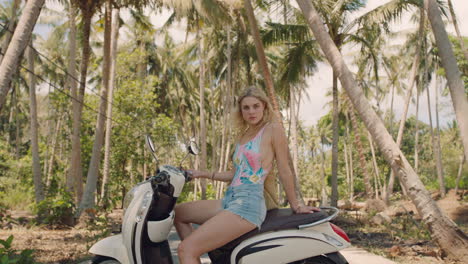 Mujer-Viajera-Con-Motocicleta-En-Una-Isla-Tropical-Mujer-Independiente-Y-Segura-Explorando-La-Libertad-En-Vacaciones-Posando-Con-Moto