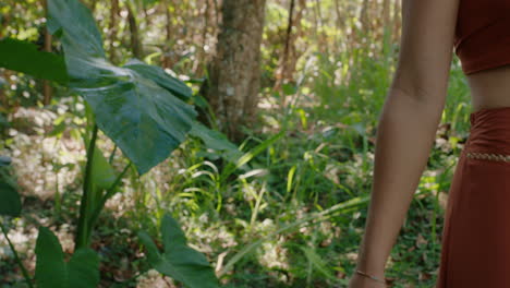Mujer-Natural-Caminando-En-El-Bosque-Tocando-Plantas-Con-La-Mano-Disfrutando-De-La-Belleza-Natural-Explorando-La-Exuberante-Selva-Tropical-Sola-4k