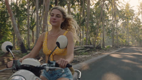 Glückliche-Frau,-Die-Auf-Einem-Roadtrip-Auf-Einer-Tropischen-Insel-Motorrad-Fährt-Und-Die-Motorradfahrt-Im-Reiseurlaub-Genießt