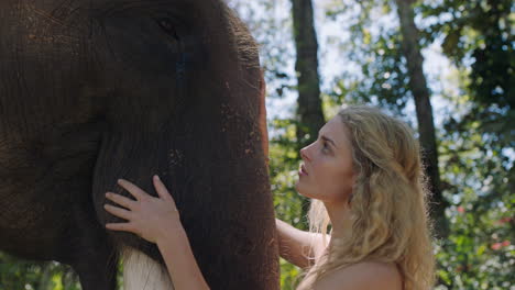 Mujer-Natural-Tocando-Elefante-En-La-Selva-Mostrando-Afecto-Acariciando-Animales-Salvajes-En-El-Santuario-Del-Zoológico-4k