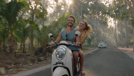 Pareja-De-Viajes-Montando-Motocicleta-En-Una-Isla-Tropical-Explorando-Un-Hermoso-Destino-De-Viaje-Divirtiéndose-En-Scooter