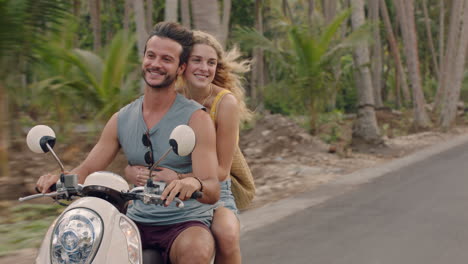 Romantisches-Paar-Fährt-Roller-Auf-Einer-Tropischen-Insel-Und-Hat-Spaß-Beim-Motorradfahren,-Um-Wunderschöne-Reiseziele-Zu-Erkunden-Und-Den-Urlaub-Zu-Genießen