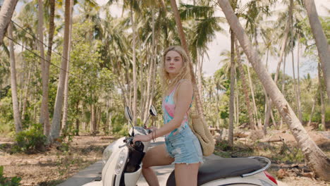 Mujer-Viajera-Con-Motocicleta-En-Una-Isla-Tropical-Mujer-Independiente-Y-Segura-Explorando-La-Libertad-En-Vacaciones-Posando-Con-Moto