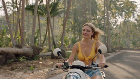 Mujer-Viajera-Montando-Motocicleta-En-Un-Viaje-Por-Carretera-A-Una-Isla-Tropical-Disfrutando-De-Un-Paseo-En-Moto-Mujer-Independiente-Feliz-Explorando-La-Libertad-En-Vacaciones