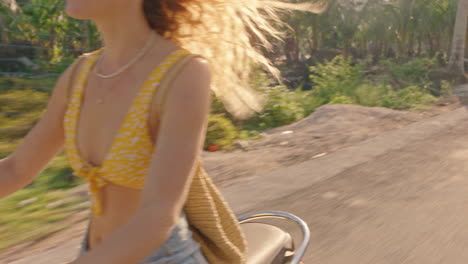 Mujer-Feliz-Montando-Motocicleta-En-Un-Viaje-Por-Carretera-A-Una-Isla-Tropical-Disfrutando-De-Un-Paseo-En-Moto-En-Vacaciones-De-Viaje