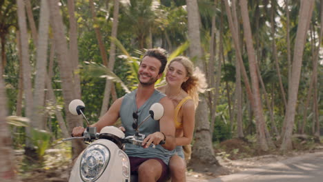Romantisches-Paar-Fährt-Roller-Auf-Einer-Tropischen-Insel-Und-Hat-Spaß-Beim-Motorradfahren,-Um-Wunderschöne-Reiseziele-Zu-Erkunden-Und-Den-Urlaub-Zu-Genießen