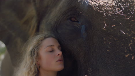 Natur-Frau-Berührt-Elefanten-Streichelt-Tierbegleiter-Und-Genießt-Freundschaft-4k