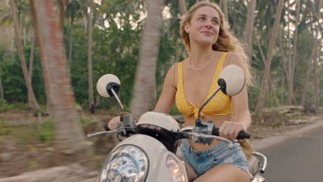 Hermosa-Mujer-Montando-Scooter-En-Un-Viaje-Por-Carretera-A-Una-Isla-Tropical-Disfrutando-De-Un-Paseo-En-Motocicleta-Explorando-La-Libertad-En-Vacaciones