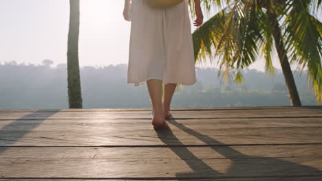Reisende-Frauenbeine-Gehen-Auf-Deck-Mit-Wunderschönem-Blick-Auf-Den-Tropischen-Dschungel-Vom-Sonnenaufgang-4K-Urlaubslebensstil