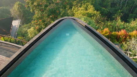 Swimmingpool-Mit-Draufsicht-Im-Tropischen-Hotelresort-Mit-Blick-Auf-Den-Dschungel-4k