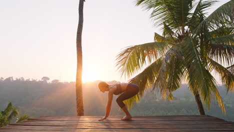 Gesunde-Frau,-Die-Bei-Sonnenaufgang-Yoga-Praktiziert-Und-Achtsamkeitsübungen-Im-Freien-In-Der-Natur-4k-Genießt