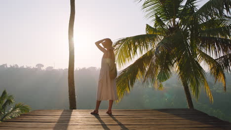Reisefrau-Mit-Erhobenen-Armen-Feiert-Den-Urlaub-Mit-Erhobenen-Armen-Und-Genießt-Bei-Sonnenaufgang-Von-Deck-Aus-Einen-Wunderschönen-Blick-Auf-Den-Tropischen-Dschungel-4k