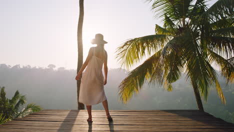 Glückliche-Frau-Tanzt-Und-Feiert-Den-Urlaubslebensstil-Im-Urlaub-Mit-Wunderschönem-Blick-Auf-Den-Tropischen-Dschungel-Bei-Sonnenaufgang-4k