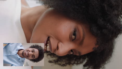 Mujer-Afroamericana-Video-Chat-Con-Su-Novio-Usando-Un-Teléfono-Inteligente-Mostrando-Peinado-Sonriendo-Disfrutando-Del-Chat-Con-La-Aplicación-De-Video-En-Línea-Orientación-Vertical