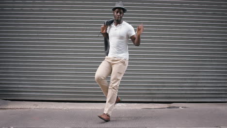 Tanzschleife-Afrikanisch-amerikanischer-Mann-Tanzt-Auf-Der-Straße-Und-Hat-Spaß-Beim-Feiern-Mit-Lustigem-Tanz-4k